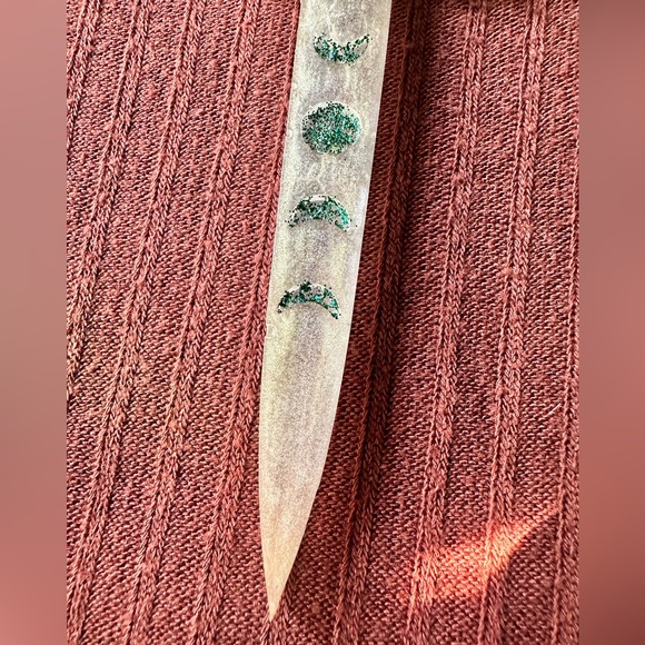 🌿Pretty handmade moss & lichen pale gold quartz winged resin dagger keychain🌿 - Picture 4 of 9